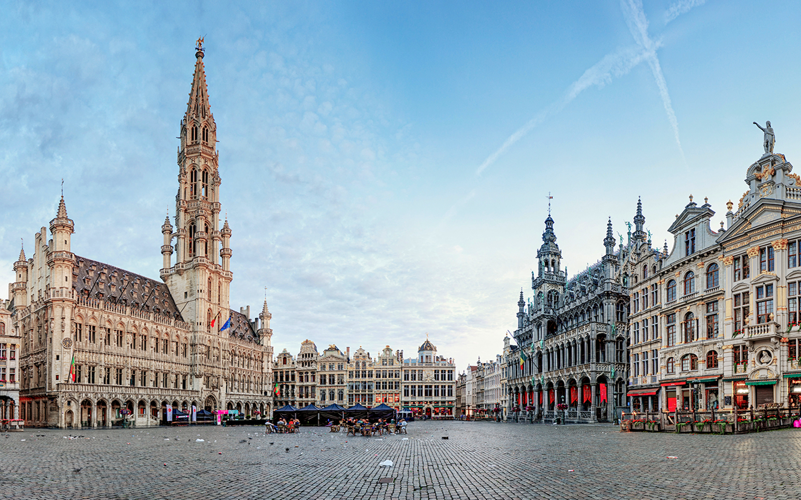 Grand Place Brussels with historic guildhalls and bustling tourists.