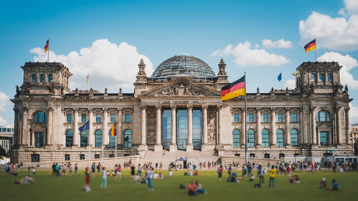 Horarios - Esta es una fotografía del horario del Reichstag de Berlín