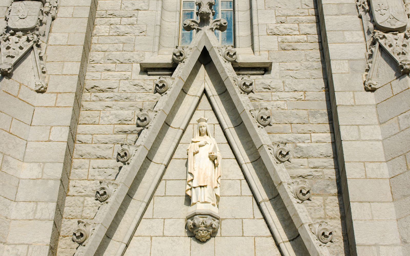 Statue detail on the facade of the Temple of the Sacred Heart of Jesus.
