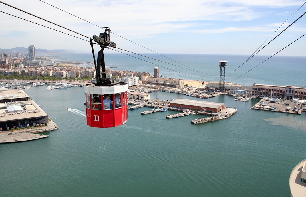 Tourists exploring Barcelona city attractions with the Turbopass Barcelona City Card, including public transport and over 25 landmarks