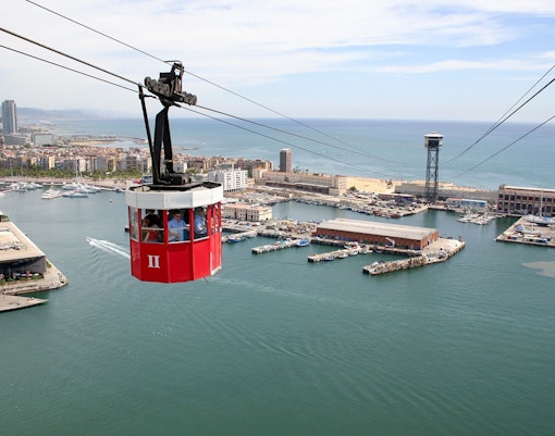 Tourists exploring Barcelona city attractions with the Turbopass Barcelona City Card, including public transport and over 25 landmarks