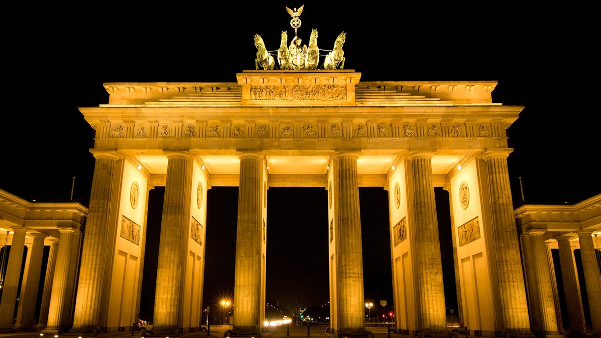 Hell erleuchtetes Brandenburgertor in Berlin bei Nacht