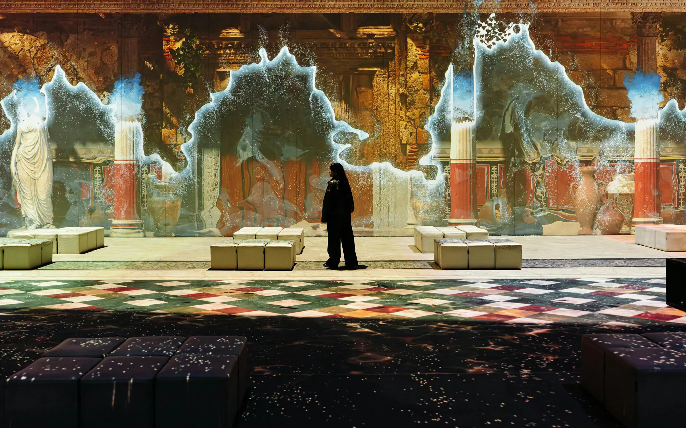 Immersive Pompeii experience at IDEAL Barcelona with ancient Roman visuals.