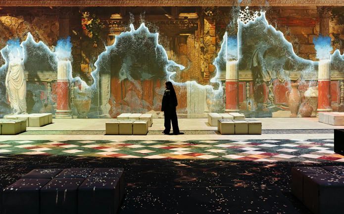 Immersive Pompeii experience at IDEAL Barcelona with ancient Roman visuals.