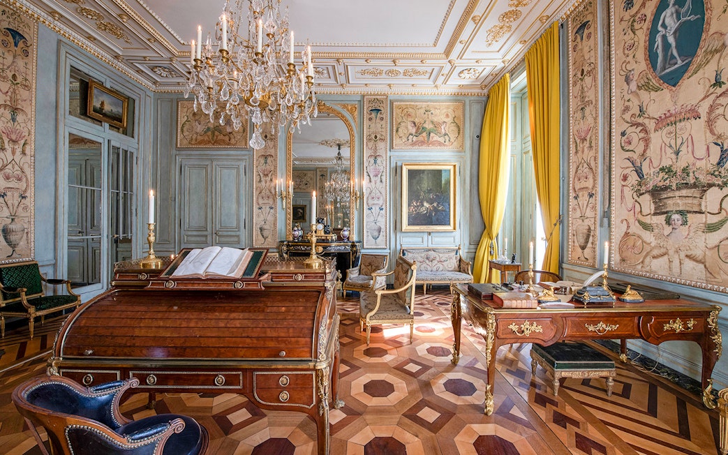 Elegant room in Hôtel de la Marine with ornate furniture and chandeliers, Paris.