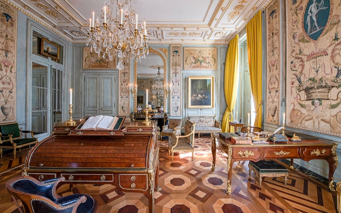Elegant room in Hôtel de la Marine with ornate furniture and chandeliers, Paris.