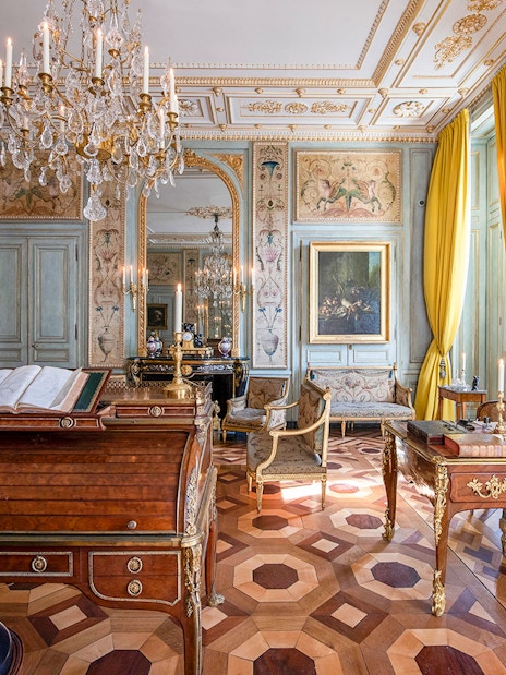 Elegant room in Hôtel de la Marine with ornate furniture and chandeliers, Paris.