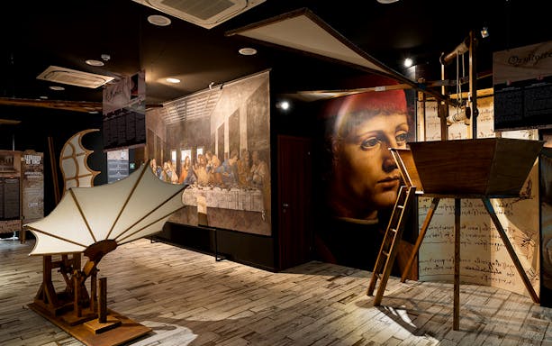 Leonardo da Vinci Experience exhibit with Last Supper mural and flying machine model.