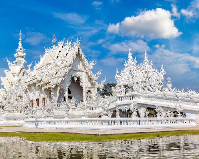 Chiang Rai Day Tour: White Temple, Blue Temple, Red Temple , Long Neck Village and Lalitta Café from Chiang Mai (Product 53982)