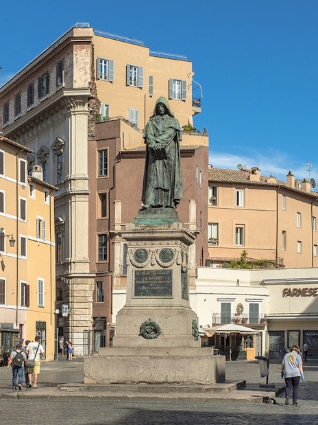 Statue of Giordano Bruno in Campo de Fiori, Rome, surrounded by historic buildings.