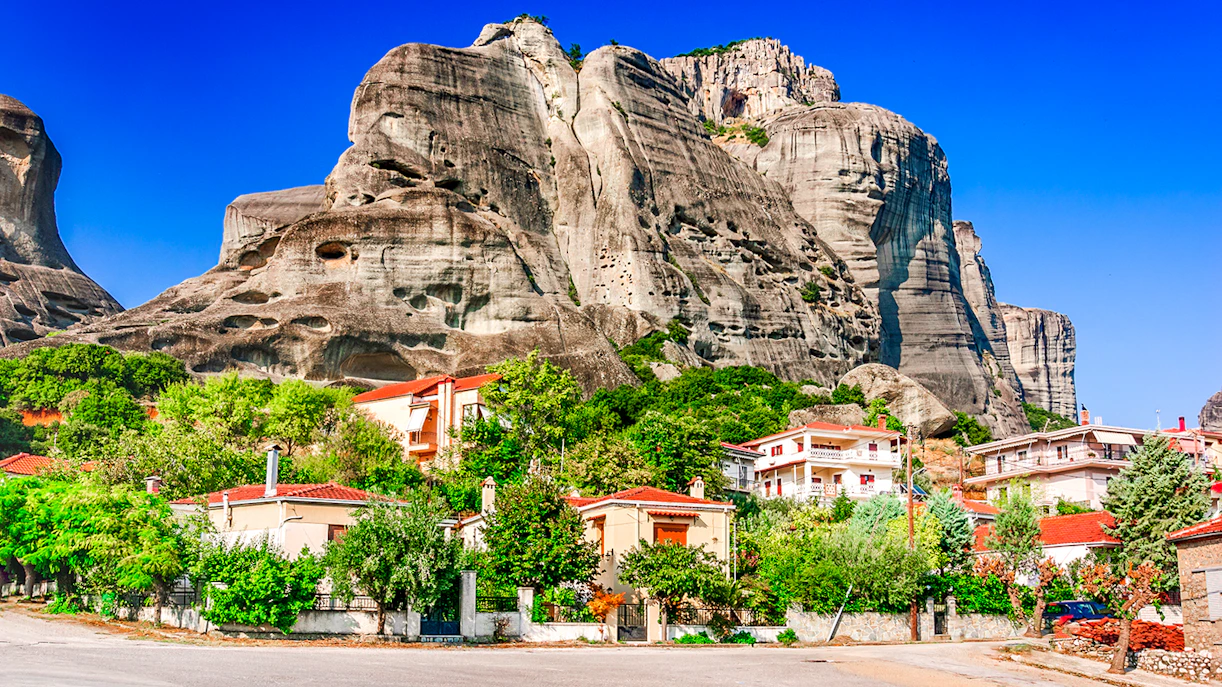 https://cdn-imgix.headout.com/media/images/4d6c327bc8aaac46173502dbfc1c7dec-Kalabaka%20town%20in%20Greece.jpg