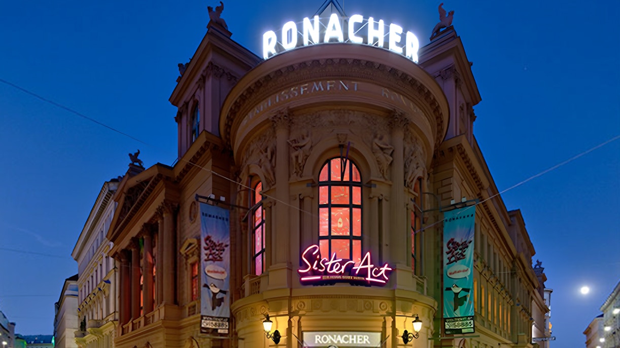 Why visit the Ronacher Theater?