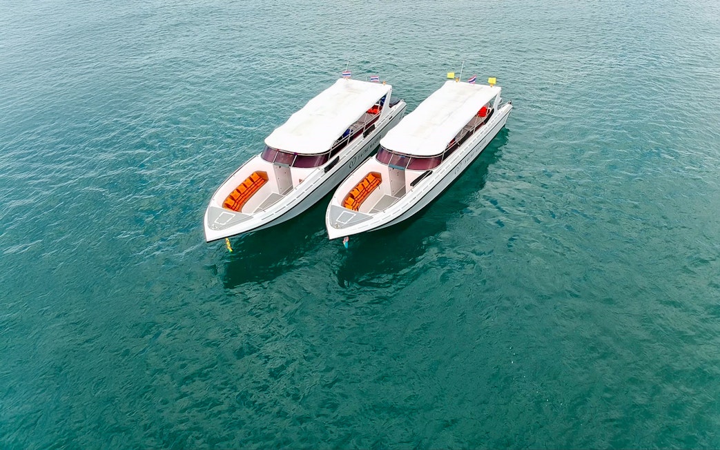 Speedboats on clear water for Phi Phi Island tour from Phuket.