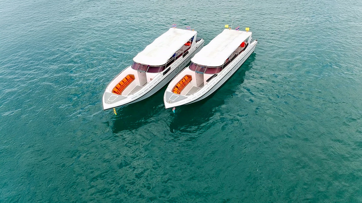 Speedboats on clear water for Phi Phi Island tour from Phuket.