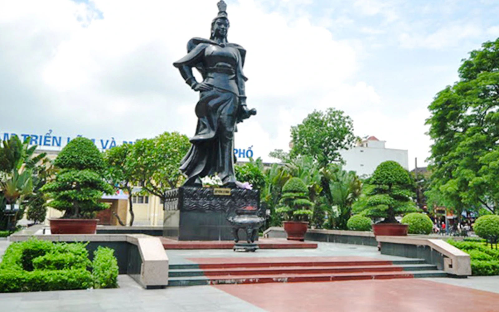 Hai Phong City Tour with Round-Trip Train, Market Tour and Local Meals Image 7
