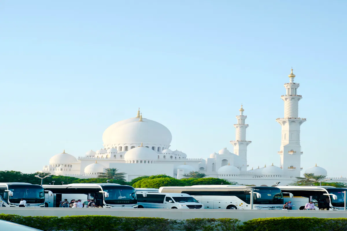 fra dubai: tur i abu dhabi med besøk til sheikh zayed-moskeen og souq-8