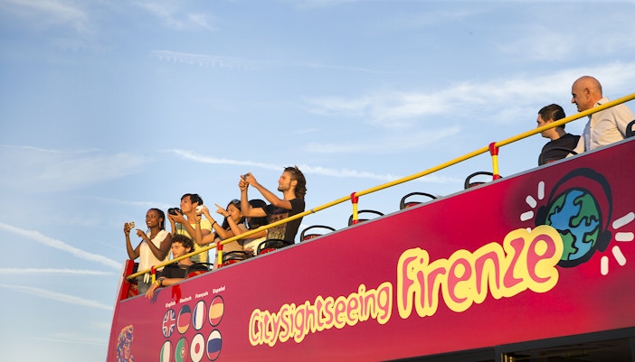 Tourists enjoying the City Sightseeing 24/48/72-Hr Hop-On Hop-Off Tour of Florence, with a view of the iconic Florence Cathedral in the background