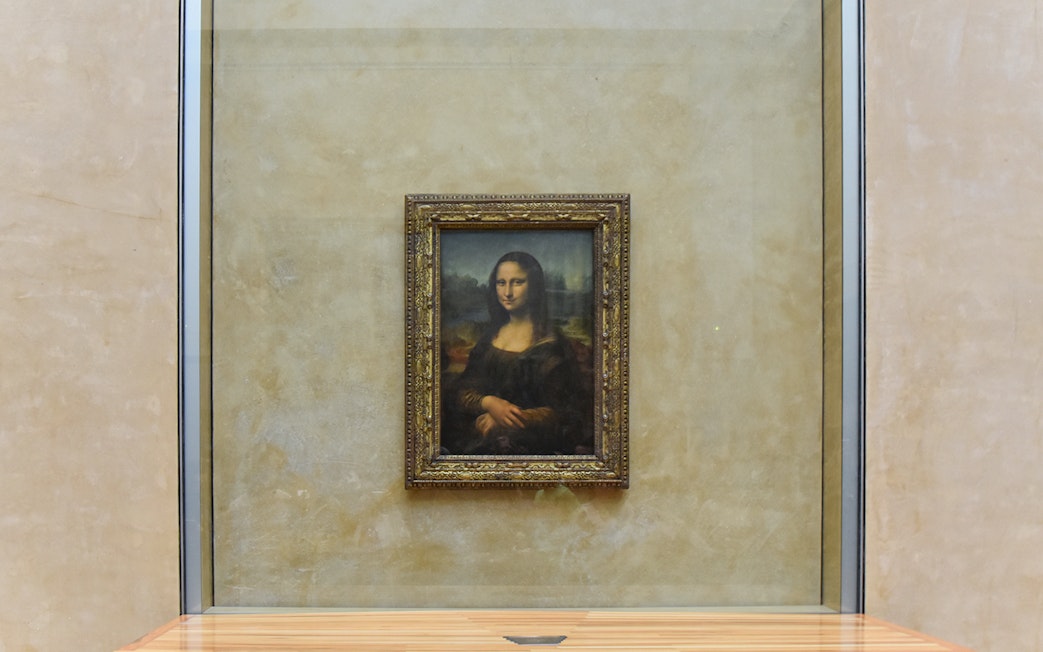 Mona Lisa painting displayed in Louvre Museum, Paris.
