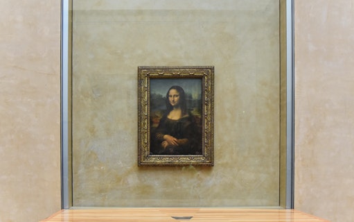 Mona Lisa painting displayed in Louvre Museum, Paris.