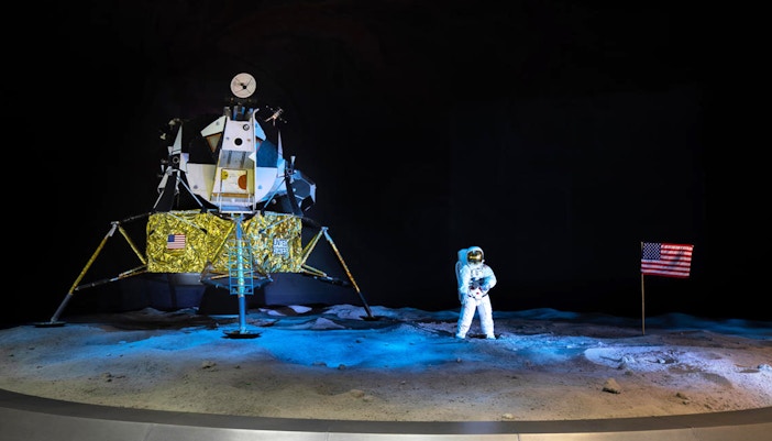 kennedy space center race to the moon