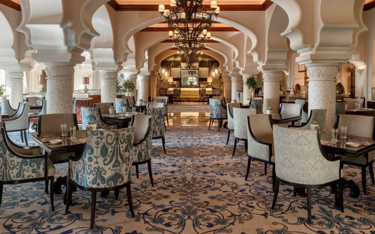 petit-déjeuner sous forme de buffet au rotisserie, proposant des plats du moyen-orient et d'europe-3