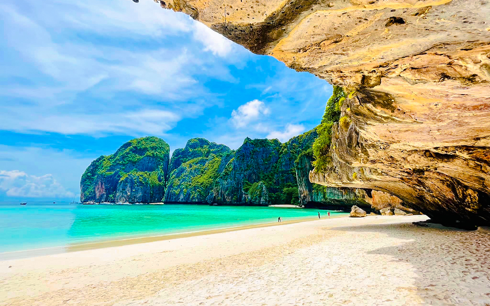 Maya Bay beach with limestone cliffs and turquoise water, Phi Phi Islands, Thailand.