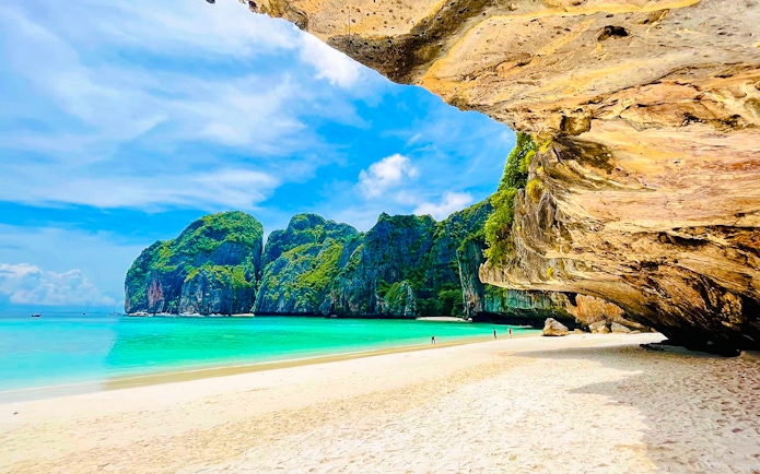 Maya Bay beach with limestone cliffs and turquoise water, Phi Phi Islands, Thailand.
