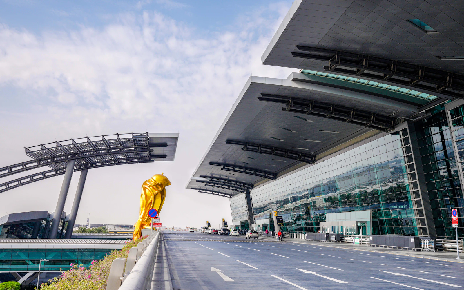 Doha Private One-Way Airport Transfer for Up to 4 Guests: Hamad International Airport (DOH) Pickup or Drop-Off Image 2