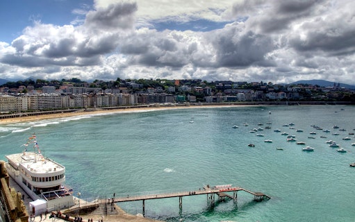 Coastal view of San Sebastián with boats in the bay, seen on a full-day Basque Country tour from Bilbao.