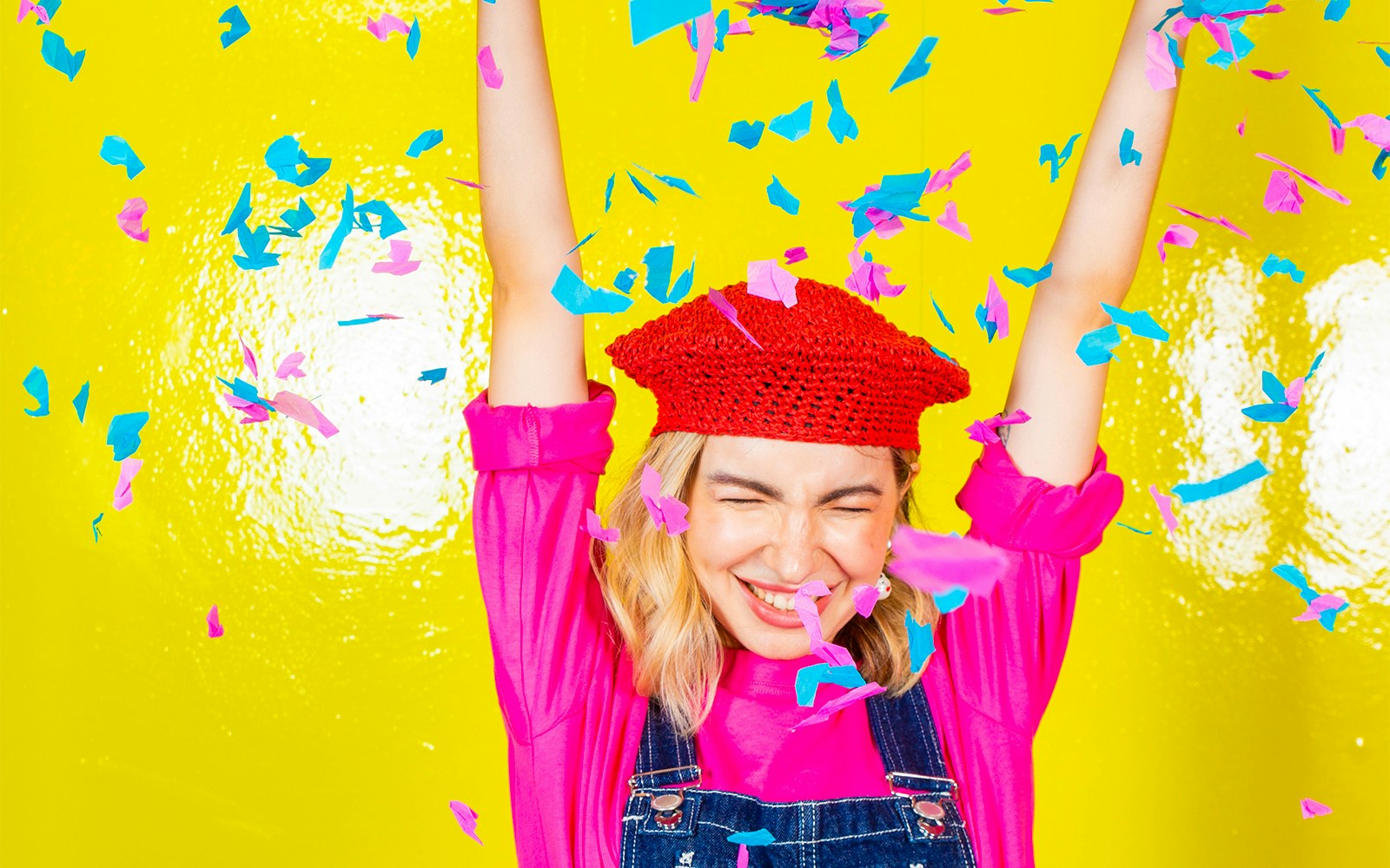 Visitors exploring interactive art installations at Ikono Madrid.