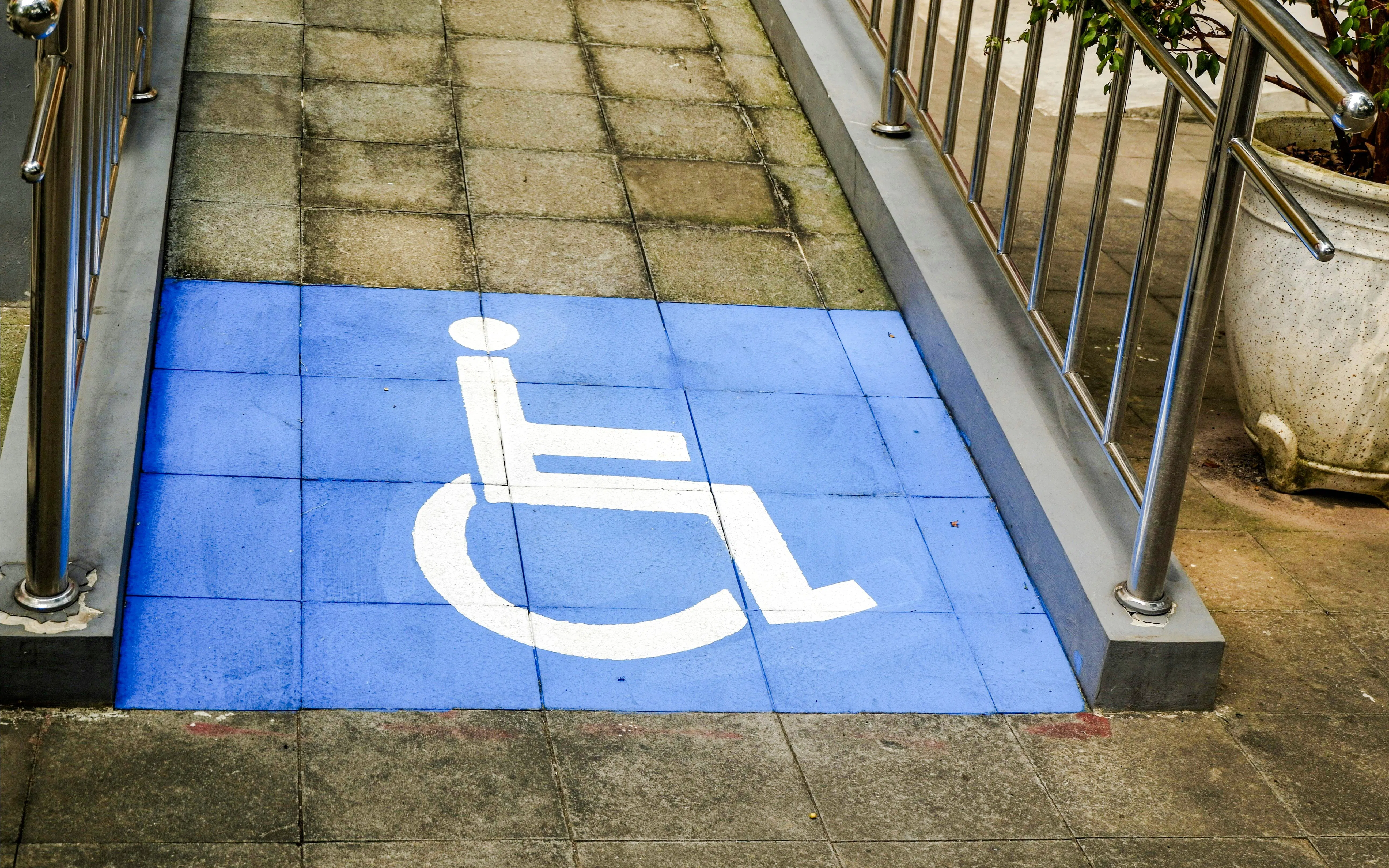 Accessible ramp with wheelchair symbol at Caumont Centre d’Art.
