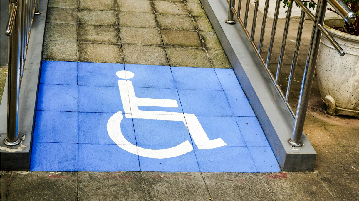 Accessible ramp with wheelchair symbol at Caumont Centre d’Art.