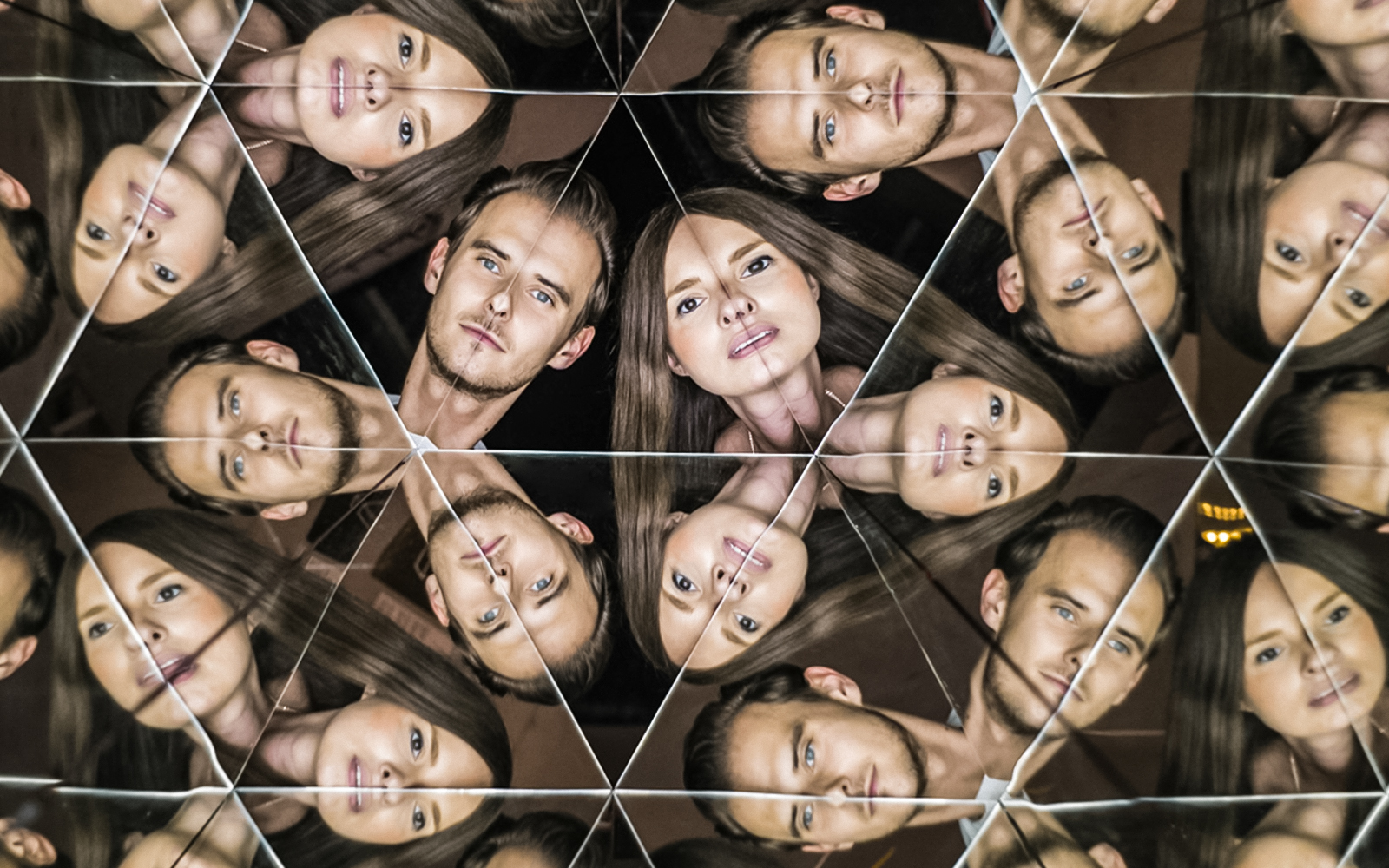 Kaleidoskopeffekt im Spiegelkabinett im Illuseum in Berlin