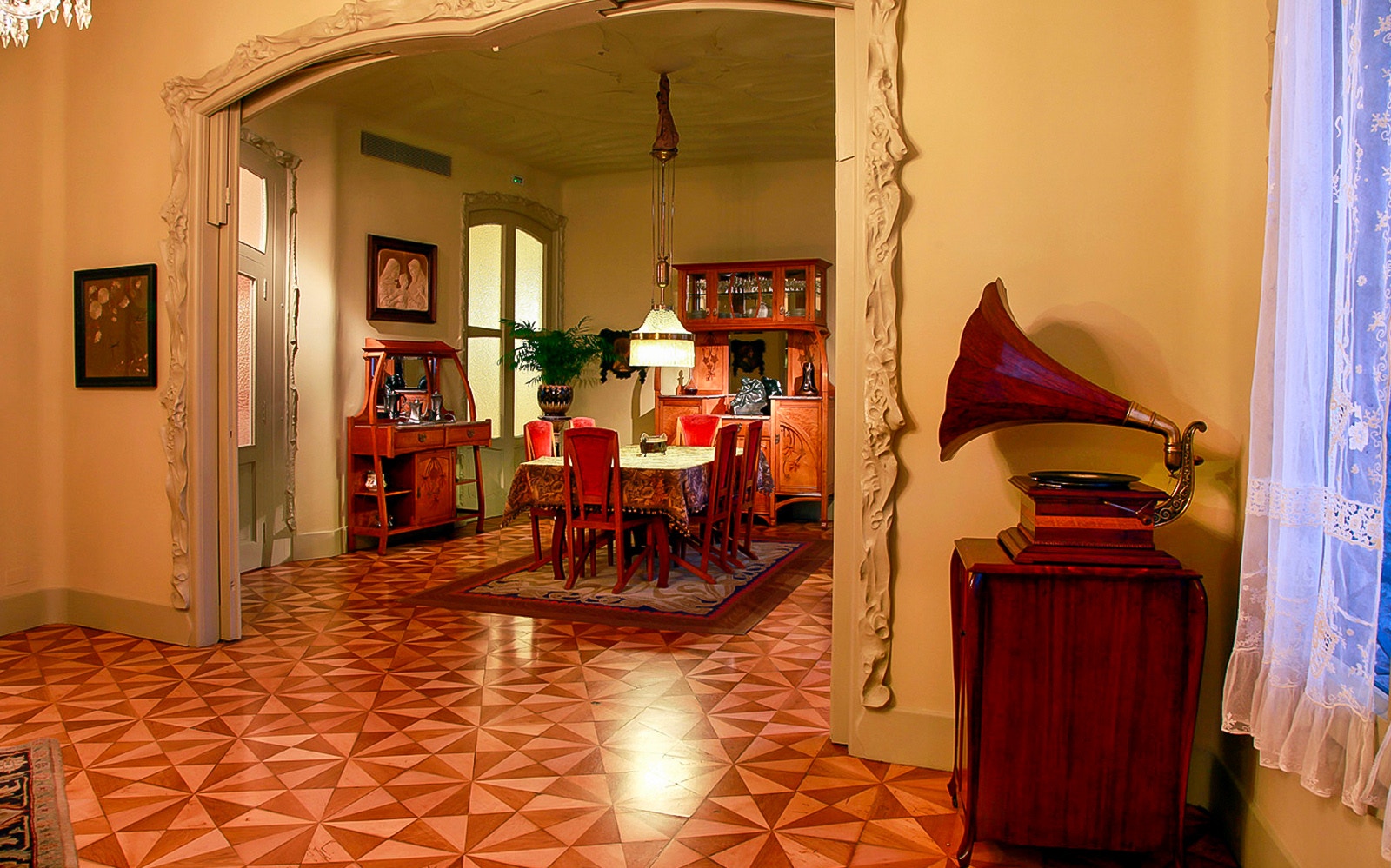 Casa Mila fourth-floor apartment dining room with vintage decor and gramophone.