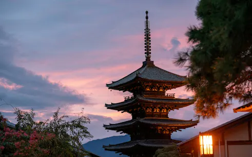 Pagoda at sunset in Kyoto during the walking tour of Kiyomizu-dera and Gion District.