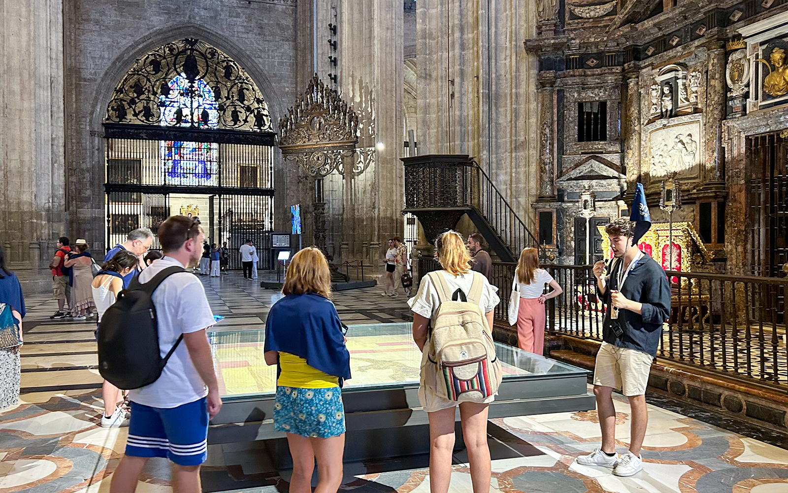 Eine Menschengruppe besichtigt den Alcázar von Sevilla von innen