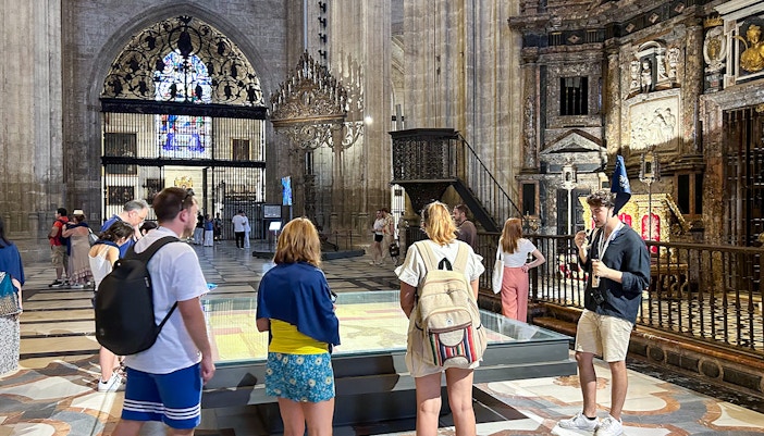 Eine Menschengruppe besichtigt den Alcázar von Sevilla von innen