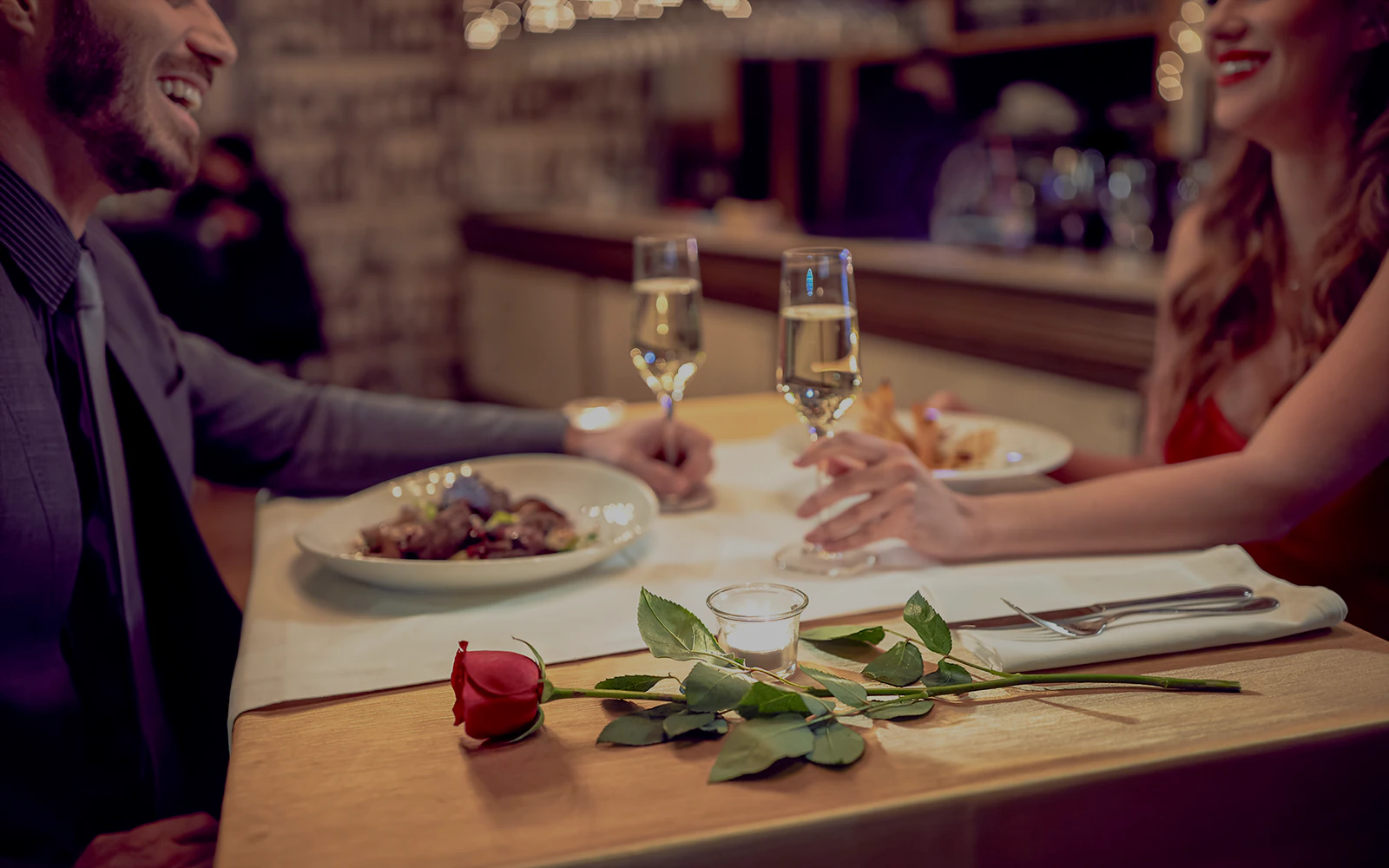 Couple enjoying dinner on Capitaine Fracasse Seine River cruise, Paris.