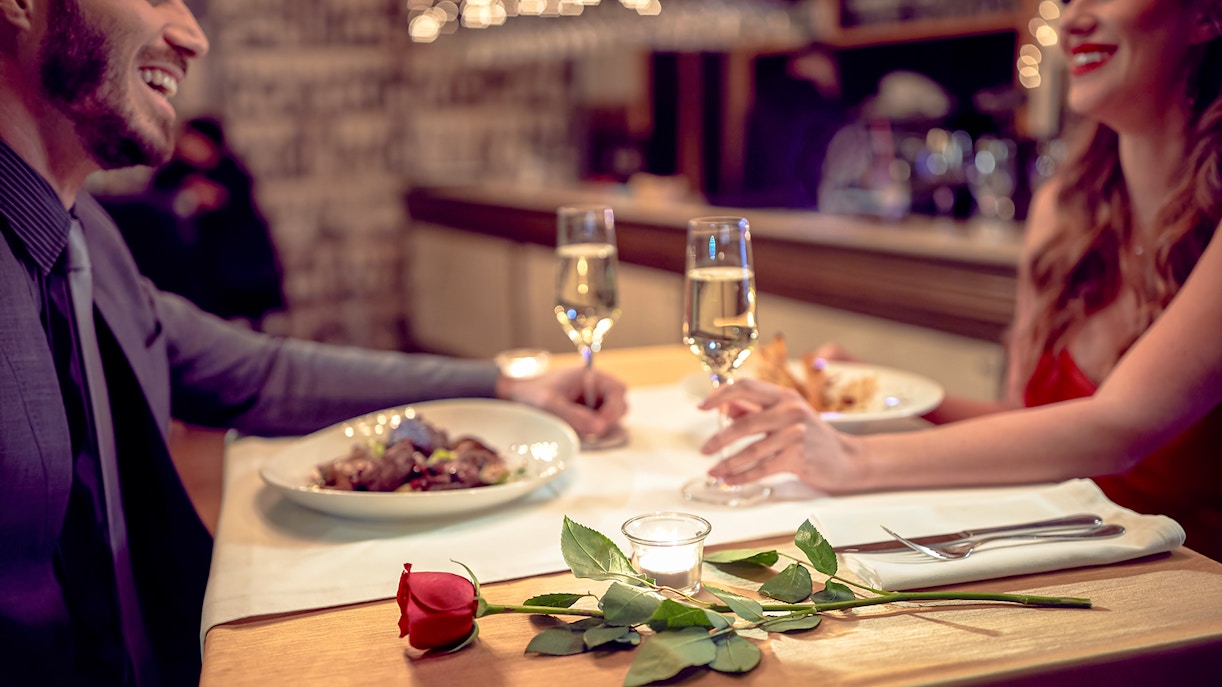 Couple enjoying dinner on Capitaine Fracasse Seine River cruise, Paris.