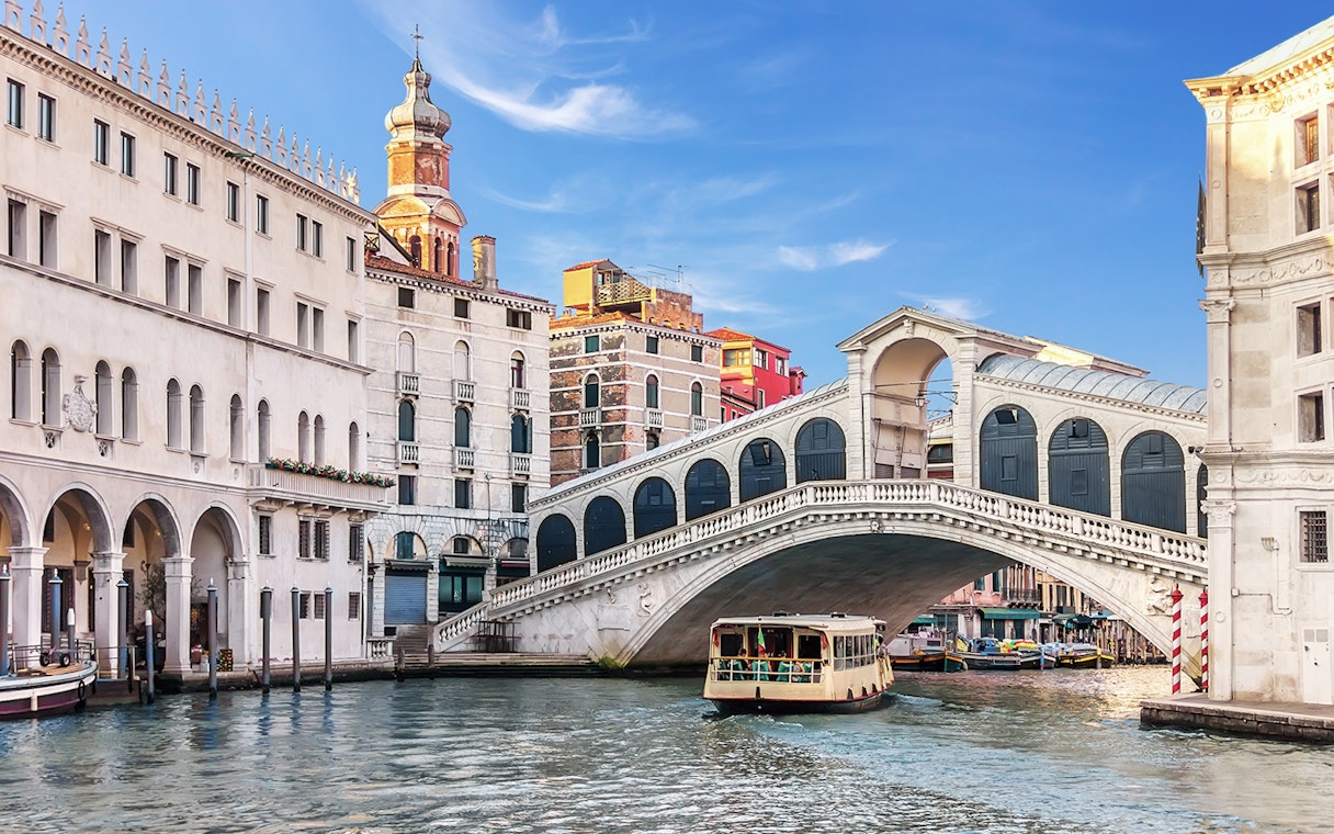 Rialto Bridge over Grand Canal with boat in Venice, Italy.