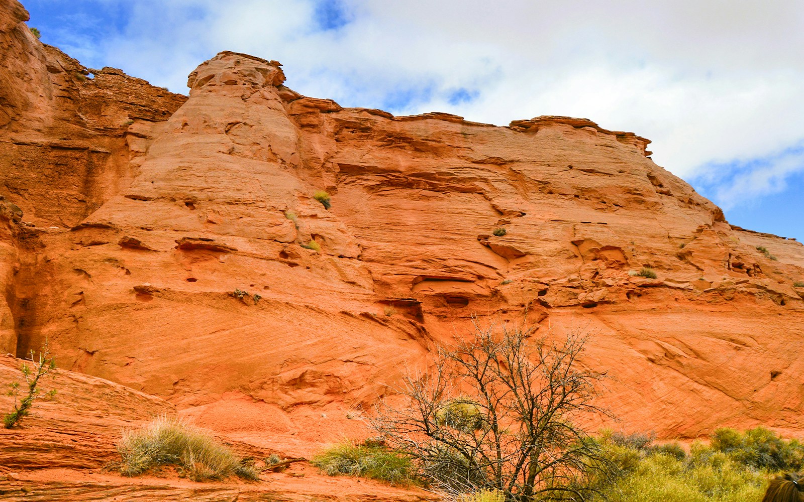 Antelope Valley Canyon red rock formations under a blue sky on Ligai Si Anii Tour.