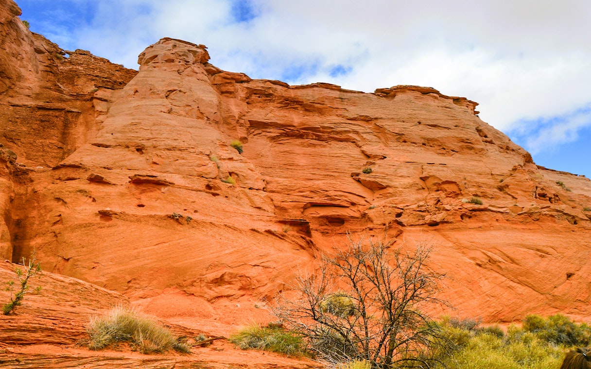 Antelope Valley Canyon red rock formations under a blue sky on Ligai Si Anii Tour.