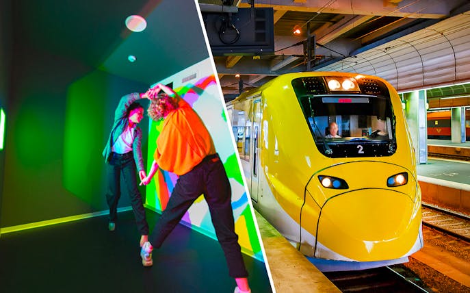 Interactive light exhibit and yellow train at a station, Combo: 22139 + 21928.