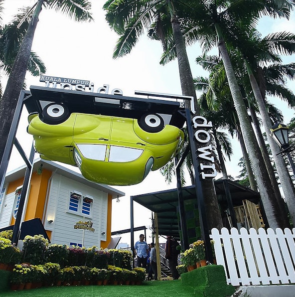 Upside Down House: Family fun guaranteed!
