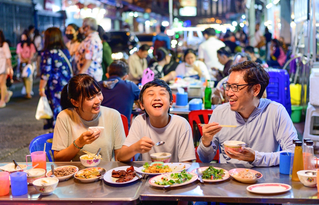 tourist enjoying delicious food at Chinatown in singapore