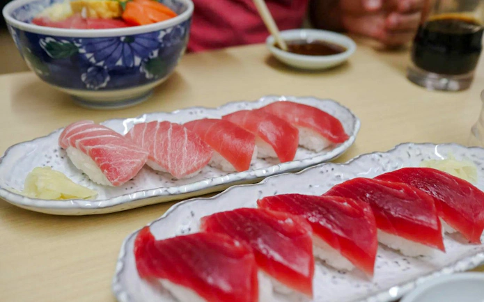 Sushi platter with tuna and fatty tuna at Tsukiji Fish Market, Tokyo.