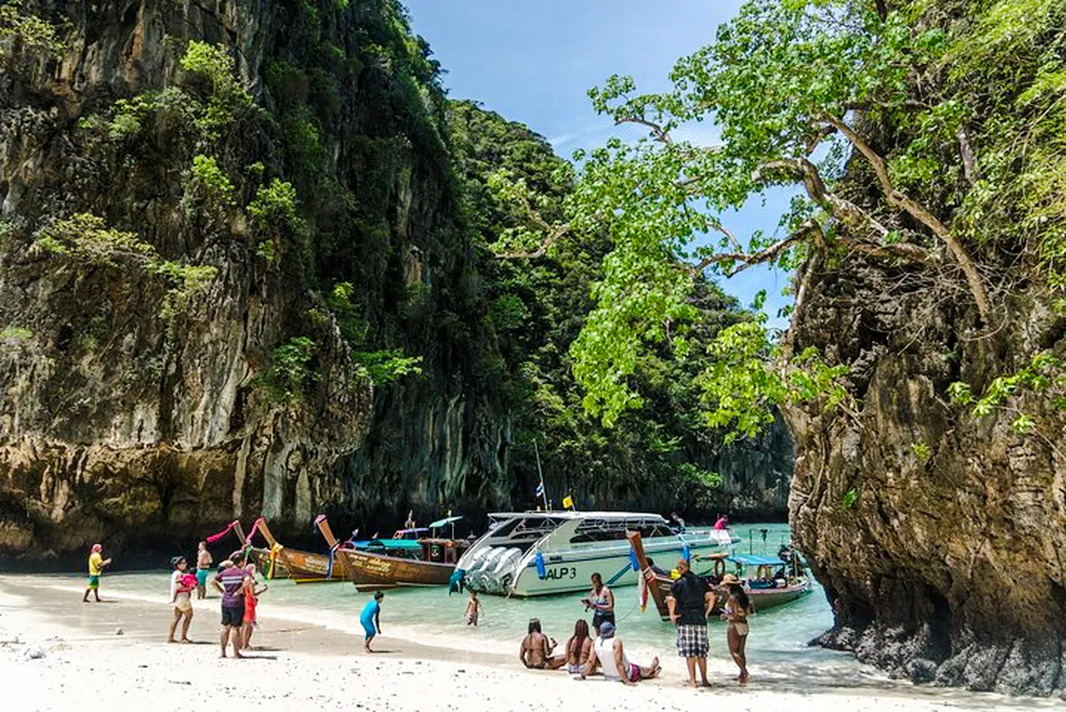 tour di snorkeling in barca a coda lunga per gruppi piccoli alle isole phi phi con partenza da koh phi phi, senza la tassa d'ingresso al parco nazionale-11