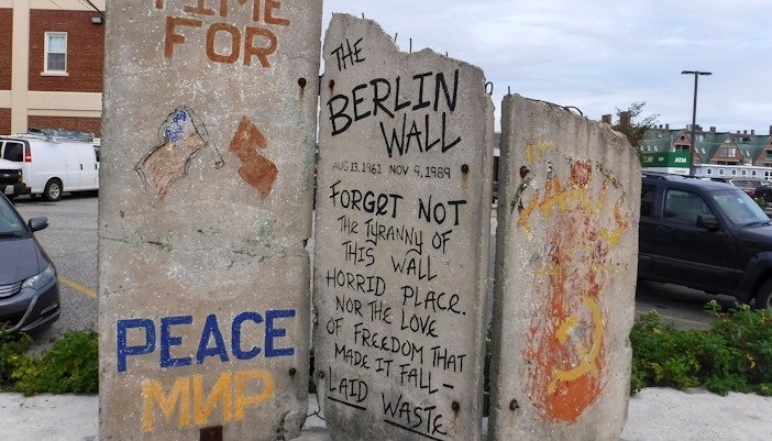 Dismantling Berlin Wall