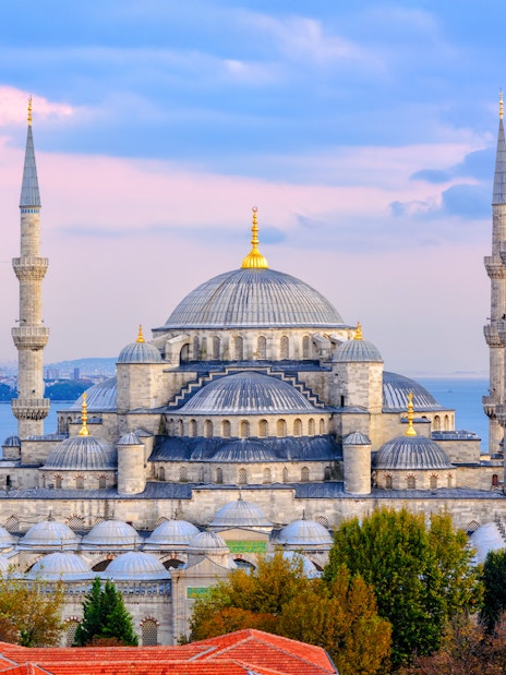 Blue Mosque with minarets overlooking the Bosphorus in Istanbul, Turkey.