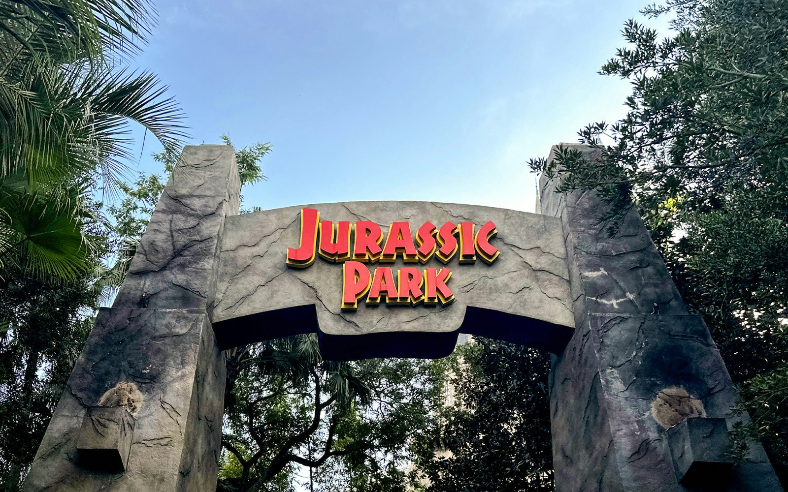 Jurassic World ride with dinosaur animatronics at Universal Studios Hollywood.